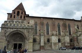 Romaine, v Nîmes, či klášter Ganagobie nad řekou Durance. Specifickým příkladem monumentálního provensálského kostela, který však byl v průběhu dějin značně poškozen, je stavba v Saint-Gilles-du-Gard.
