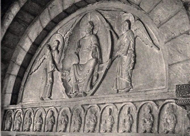 Genis-les-Fontaines 52 a v Châteauneuf u Charlieu. K dalším patří již zmiňovaný a u menších staveb mnohokrát opakovaný motiv Pantokratora s anděly či s tetramorfem na tympanonu.