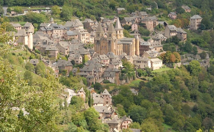 Conques Conques je obec v jižní části centrální Francie v současném departementu Aveyron, v historickém kraji Rouergue. Bylo založeno nad soutokem řek Dourdou a Ouche, severně od města Rodez.