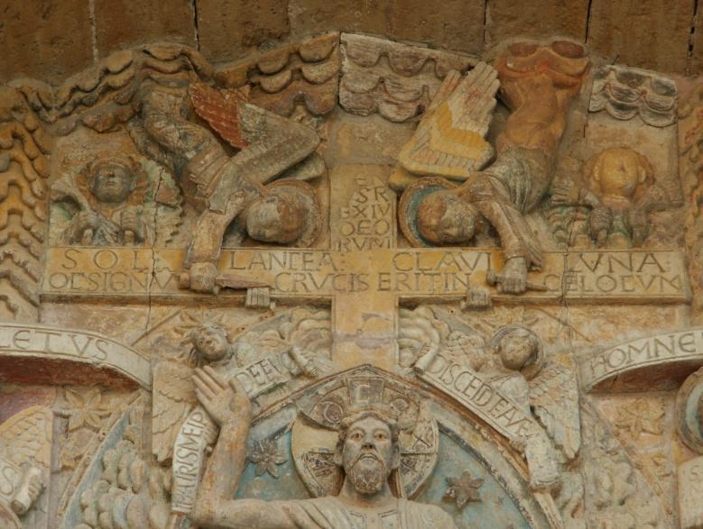 hlavou. Kristus má křížovou svatozář se střídavým nápisem REX-IUDEX, je oblečen do tuniky a pláště, na krku má pallium.