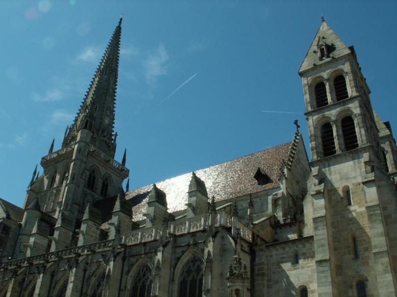Kostel sv. Lazara v Autunu Nové stavbě v Autunu přálo štěstí. V roce 1119 zde pobýval papež Kalixt II. u své sestry Ermentrudy de Bar.