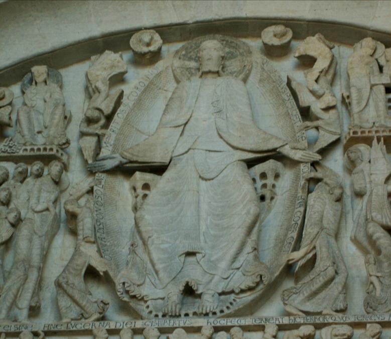 Popis tympanonu Veliká postava Krista ve Slávě dominuje celé scéně. 186 Kristus sedí v mandorle podpírané čtyřmi anděly, trůn s arkádami má snad evokovat nebeský Jeruzalém.