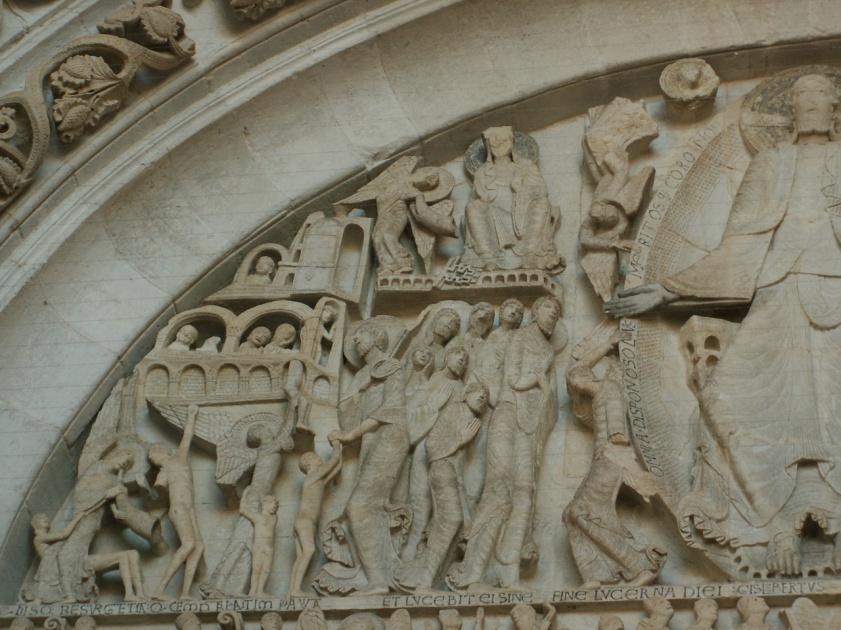 vzkříšených, s dalším z andělů troubících na polnici po boku. 190 Až k jejím nohám dosahují dva veliké spojené klíče sv. Petra.