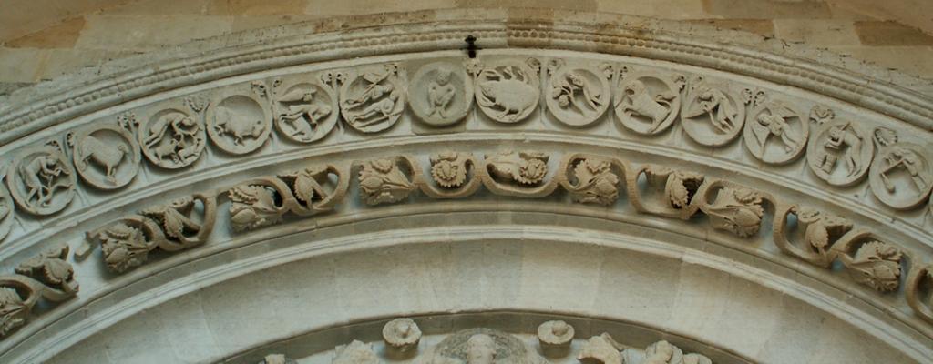 zničeny při sádrování tympanonu v roce 1766. Některé byly naštěstí zachráněny a dnes se nacházejí ve sbírkách Musée Rolin. 198 Obr. 56 Autun, kostel sv.