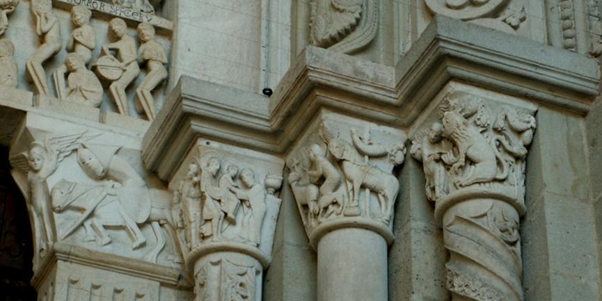 Následující hlavice nese biblické téma. Abraham v ústřední pozici na hraně hlavice vyhání otrokyni Hagar a jejího syna Izmaela v kápi.