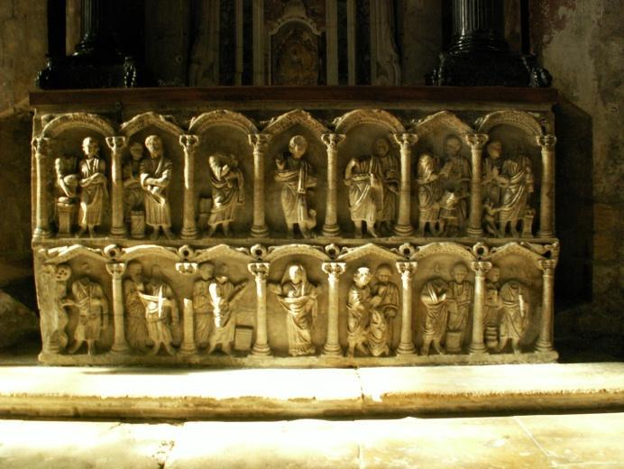 Ke kostelu byly také postupně připojovány kaple podél lodi. Při čtvrtém poli severní boční lodi byla ve čtrnáctém století přistavěna kaple sv.