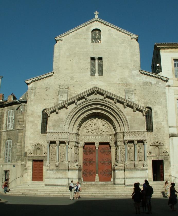 Bohatě zdobený portál byl pravděpodobně připojen ke kostelu v letech 1180 1190 a spolu se starším portálem v Saint-Gilles-du-Gard patří mezi nejbohatší soubory románského sochařství v Provence.