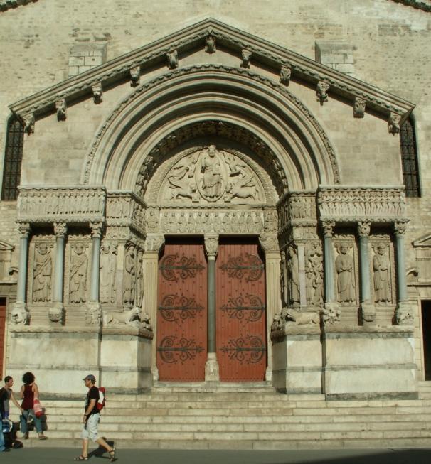 Uspořádání prvků portálu se velmi podobá struktuře průčelí kostela v Saint-Gilles-du-Gard. V Arles je však výzdoba redukována pouze na jeden vstupní portál.
