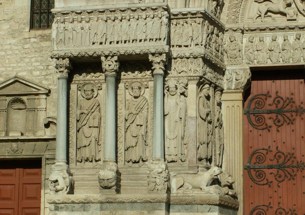 Obr. 72 Arles, kostel sv. Trophima, výzdoba levé části portiku, konec 12. století Pod těmito pásy výzdoby jsou ve velkých panelech za předsazenými sloupky postavy světců.