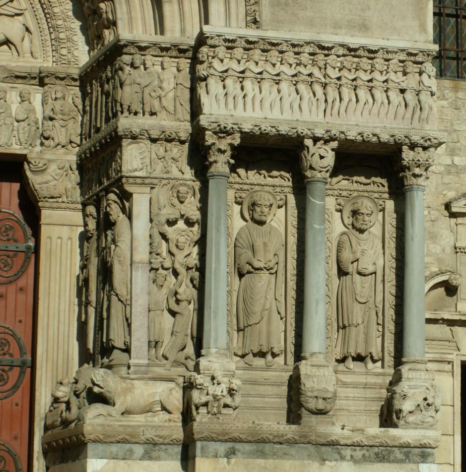 severní straně vyplňuje v horní části scéna vážení duší, při kterém je přítomen pouze archanděl Michael.