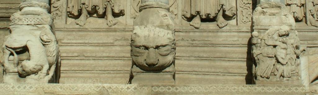 Obr. 76 Arles, kostel sv. Trophima, spodní pás výzdoby portiku vlevo, souboj zvířat, lví tlama, Samson a Dalila, konec 12.