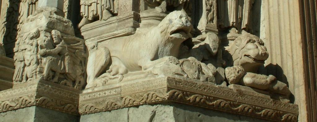 Lev je naopak velice dobře dochovaný, jeho hlava je zpracovaná do detailu. Ve spárech drží lidskou postavu otočenou břichem vzhůru.