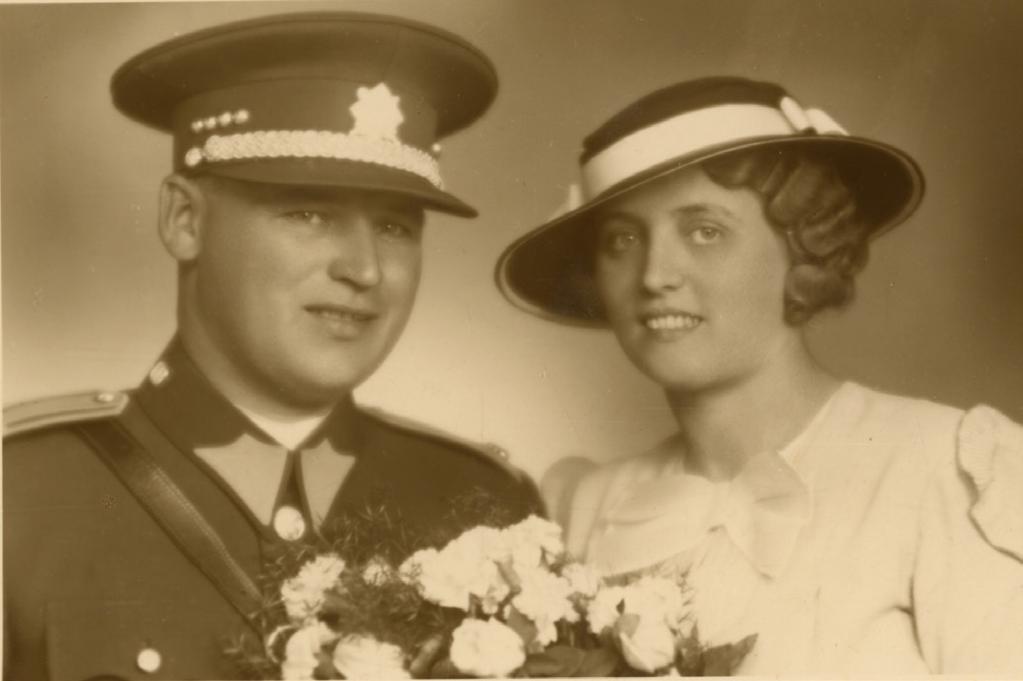 Obrázek 5 Svatební fotografie Eduarda Šimka a jeho ženy Vilemíny Frőhlichové- -Sedlické. let před všeobecnou mobilizací vykonal 22. září, kdy na stroji Letov Š-328.