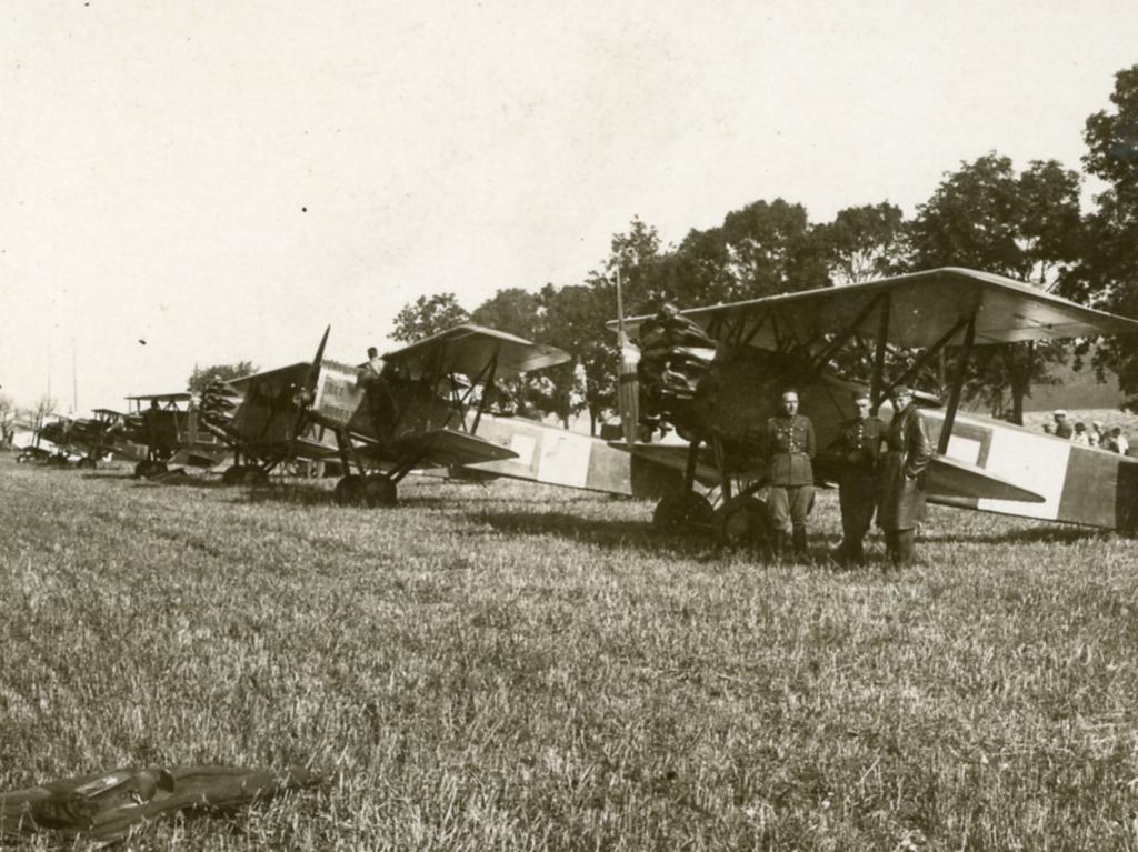 nimiž lze identifikovat stroje typu Aero A-32, Aero A-11 nebo Avia B-21.