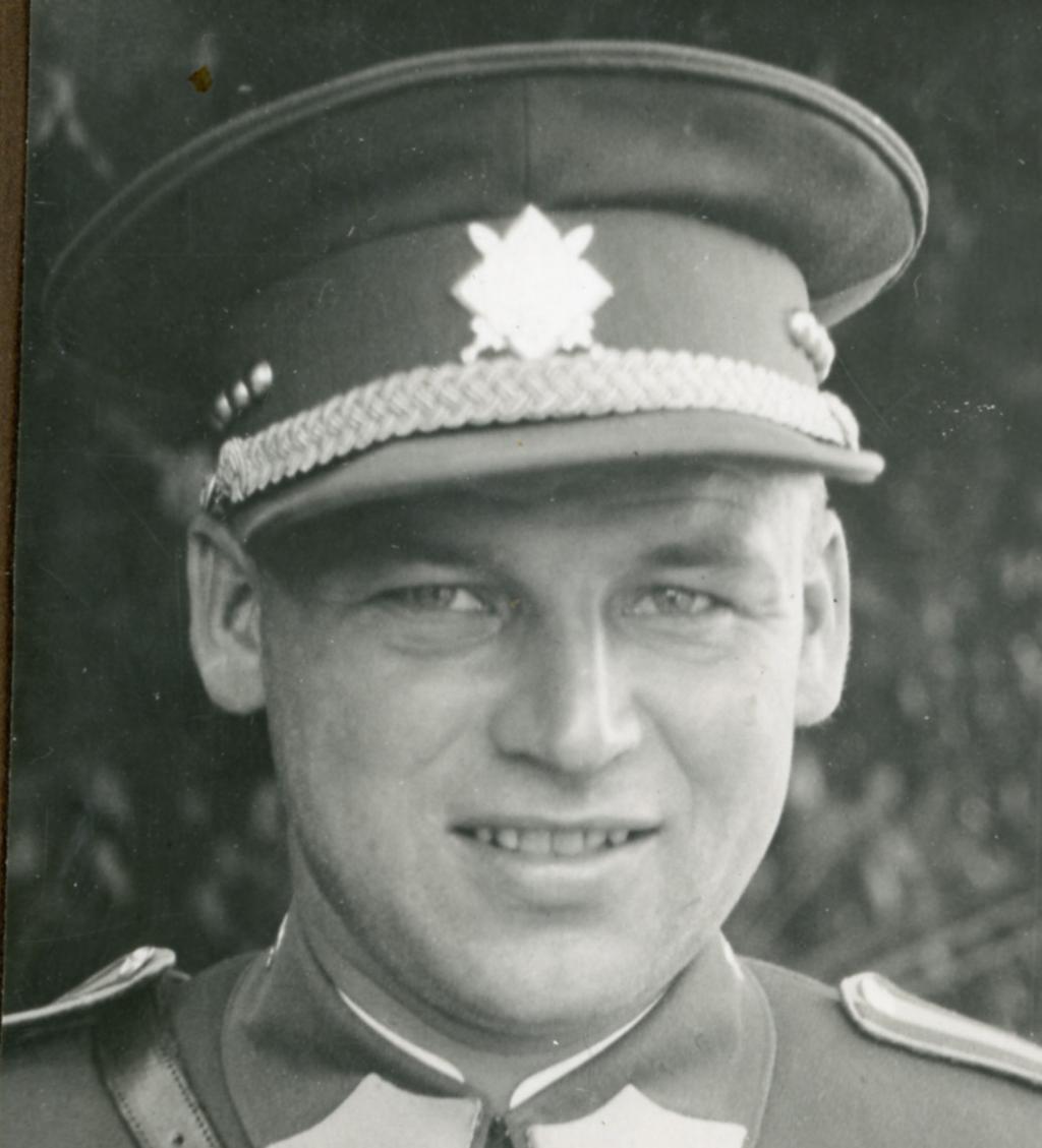 Obrázek 4 Rotný Eduard Šimek v uniformě gážisty československé armády vz. 30.