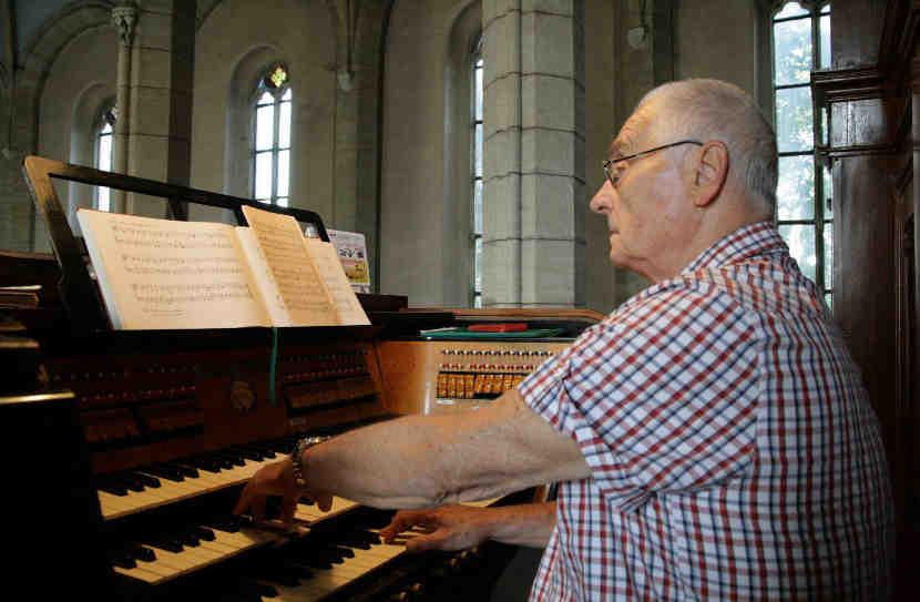 Vzpomínám na 4. květen 1945, který jsme přestáli ve zdraví ve farském sklepě mezi bramborami a peřinami. Ve 4 hodiny odpoledne nám oznámil pan kostelník, že jsme osvobozeni.