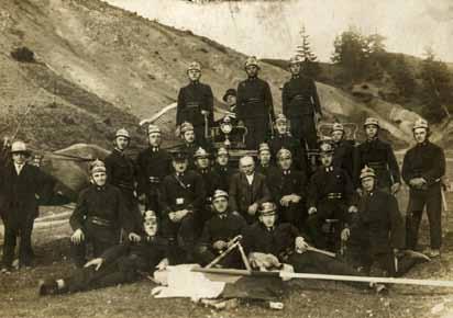 V roku 1910 richtár Michal Vozárik Macek zorganizoval v obci verejnú zbierku na stavbu zbrojnice a nákup ručnej striekačky spolu s niekoľkými hadicami.