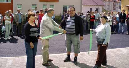 Privítanie nových spoluobčanov Hľadajme ľudia to čo nás zblíži to, čo nás spája, nie to čo kríži. Kto tebe dobre, ty jemu tiež. S ním zdieľaj žiale a s ním sa teš. Hľadajme ľudia! Málo je jeden!