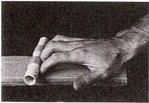 Obrázek. 14. Dynamická dlaha protahující extrinsické extenzory pouţitím elastického pásu (Reynolds, 2002).