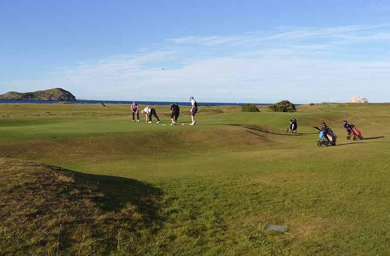 10 CESTOVÁNÍ - SKOTSKO ČERVEN 2017 North Berwick patří do TOP 50 světových hřišť. Foto: Antonín Jan Grimm Hřiště Renaissance Club, 10. jamka s výhledem na maják Fidra.