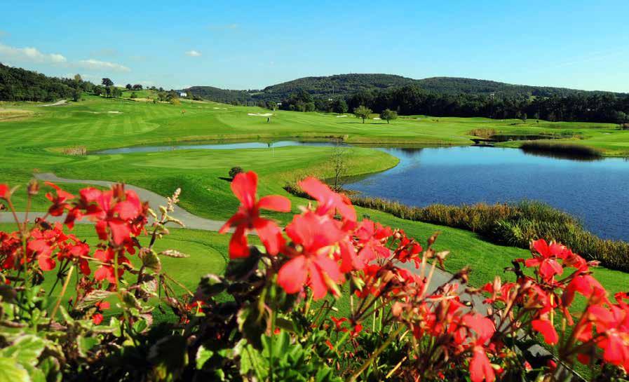 ČERVEN 2017 HŘIŠTĚ 5 Colin Montgomerie při drajvu na jinak obávané pětce Pohled od klubovny na první jamku. Foto: GC Beroun Beroun Golf Resort: Člen-nečlen, nuda nehrozí!