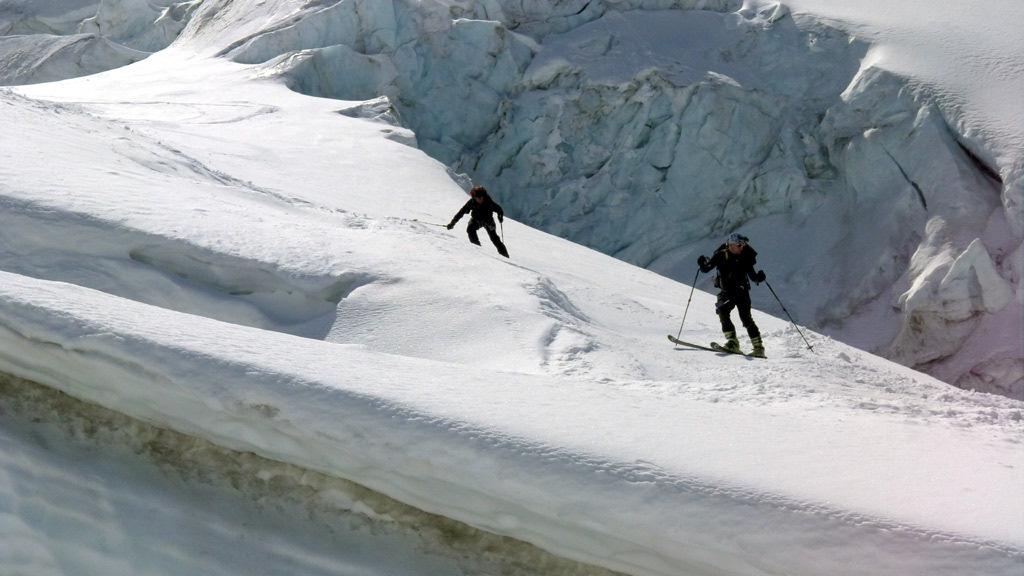 m lanovkou, 1 050 m na pásech 2 250 m sjezd Vyrážíme lanovkou a pak již stoupáme vzhůru ledovcem směrem k sedlu Feejoch (3 826 m).