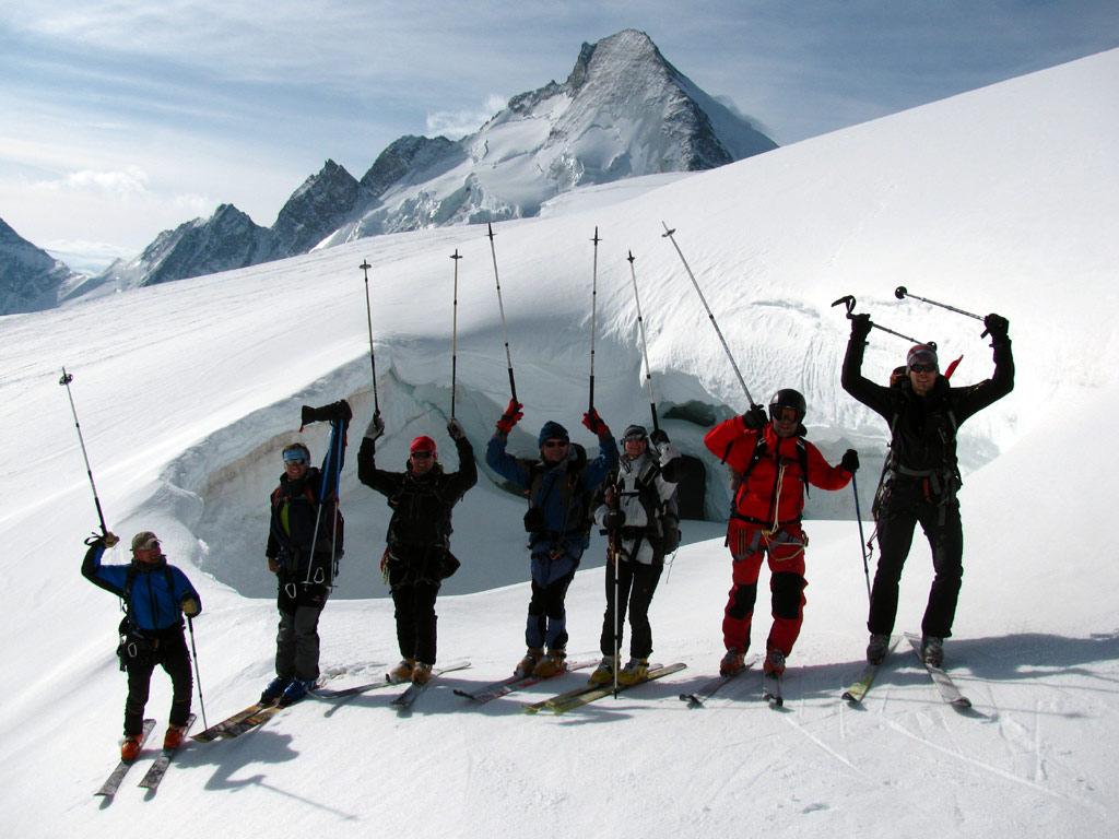 lyžích do sedla mezi Breithorn West (4 164 m) a Breithorn Mittel (4 159 m), postupně zdoláme oba vrcholy a sjedeme až pod sedlo Schwarztor.