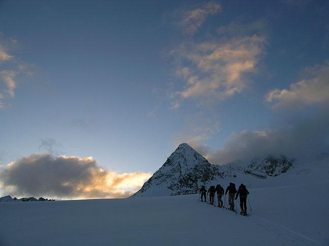 den nejvýše položená chata v Alpách Monte Rosa hütte (2 883 m) Monte Rosa hütte (2 883 m) - Zumsteinspitze (4 563 m) Signalkuppe (4 554 m) - Monte Rosa hütte (2 883 m) Zermatt (1 600 m) (5 7 hodin) 1