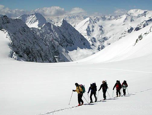 Regina Margherita si dáme chvíli pauzu a odpočineme si. Máme před sebou velmi dlouhý sjezd kolem chaty Monte Rosa hütte (2 910 m) až dolů do Zermattu. Nocleh v penzionu.
