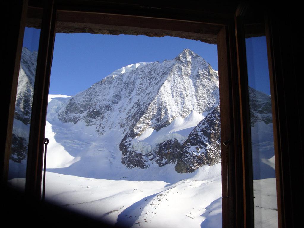 Pak následuje sjezd na ledovec Glacier d Argentière. Tady nasadíme pásy. Dojdeme na chatu Refuge d Argentière (2 771 m).