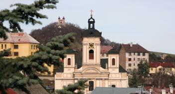 Okúzľujúca okolitá krajina, popretkávaná značenými turistickými chodníkmi a cyklotrasami s nádhernými výhľadmi, je rovnako očarujúca ako samotné mesto.
