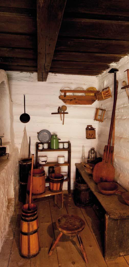 K pozoruhodným dominantám Vlkolínca patrí drevená dvojpodlažná zvonica z roku 1770 stojaca na kamennom podstavci, cenná zrubová studňa z roku 1860 a barokovo klasicistický rímskokatolícky Kostol