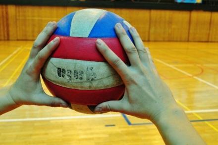 8. Činnost rukou těsně před kontaktem s míčem volejbalový košíček Těsně před odbitím jsou ruce v zápěstí zvráceny zpět. Tvar mezi palci a ukazováky by měl vypadat jako trojúhelník.