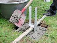 Nivelez ensuite le béton. Fill the holes you have dug with concrete. The concrete anchor remains attached to the slat. Then, smooth out the concrete. Giet beton in de put.