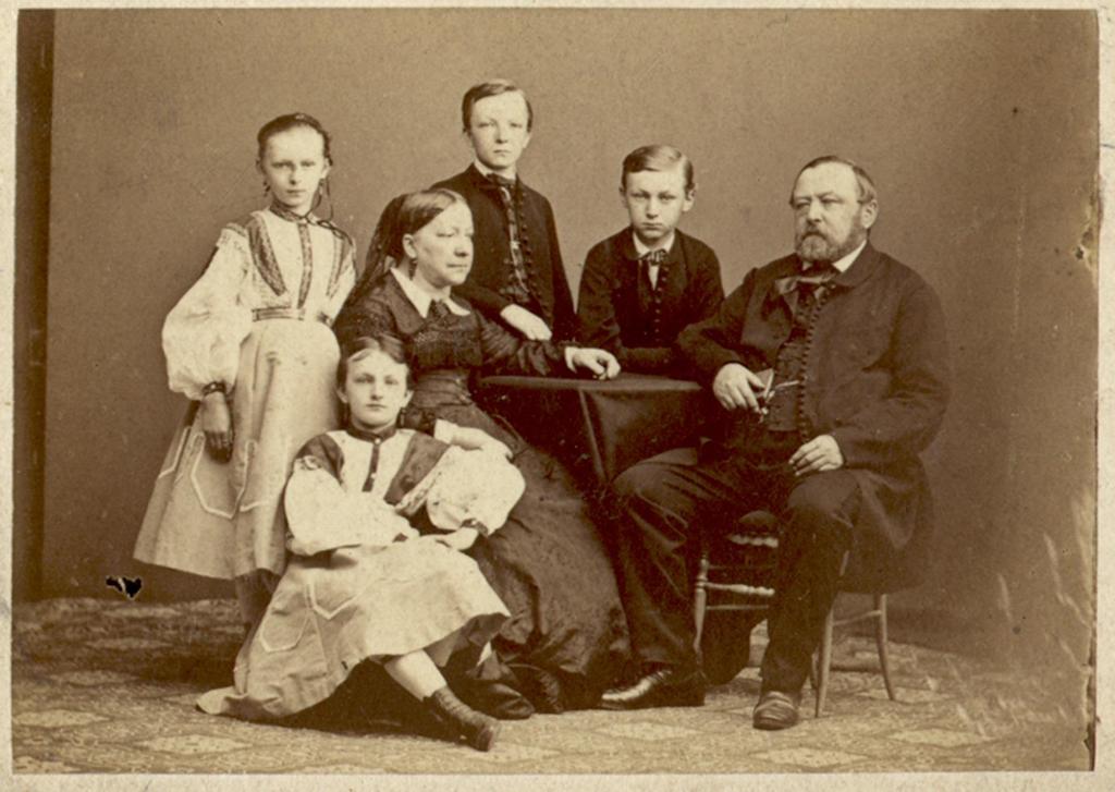 La famille Brauner, de gauche à droite Anna, Augusta, Vladimír, Bohuslav, František August, Zdenka (assise), vers 1870