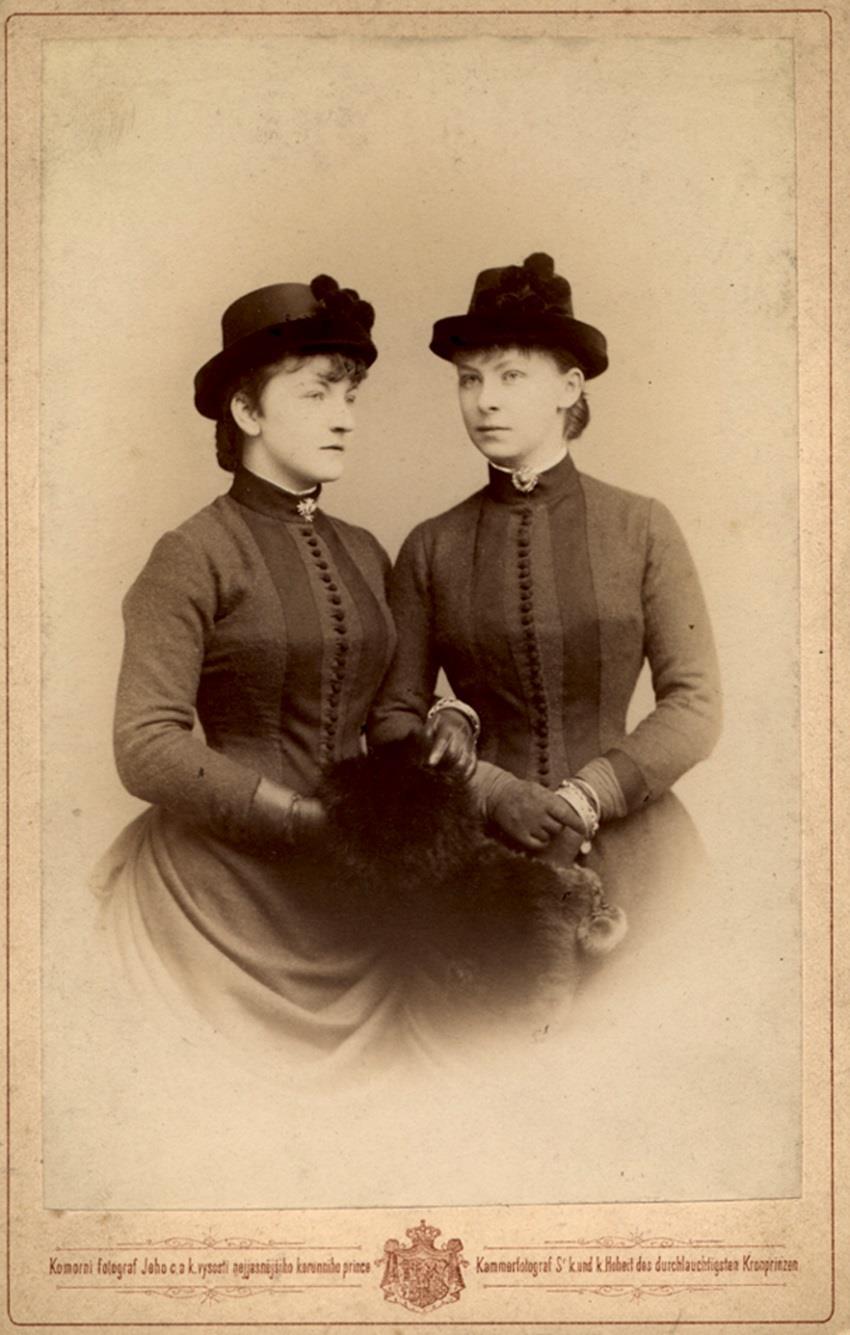 Zdenka a Anna Brauner, vers 1883, atelier Eckert & Müllern, Prague