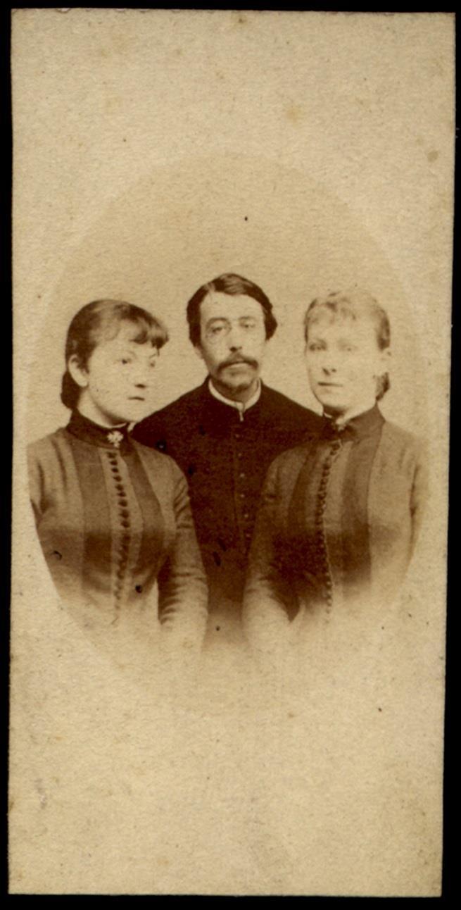 Zdenka et Anna Brauner avec Elémir Bourges, vers 1883 atelier Eckert Pragye