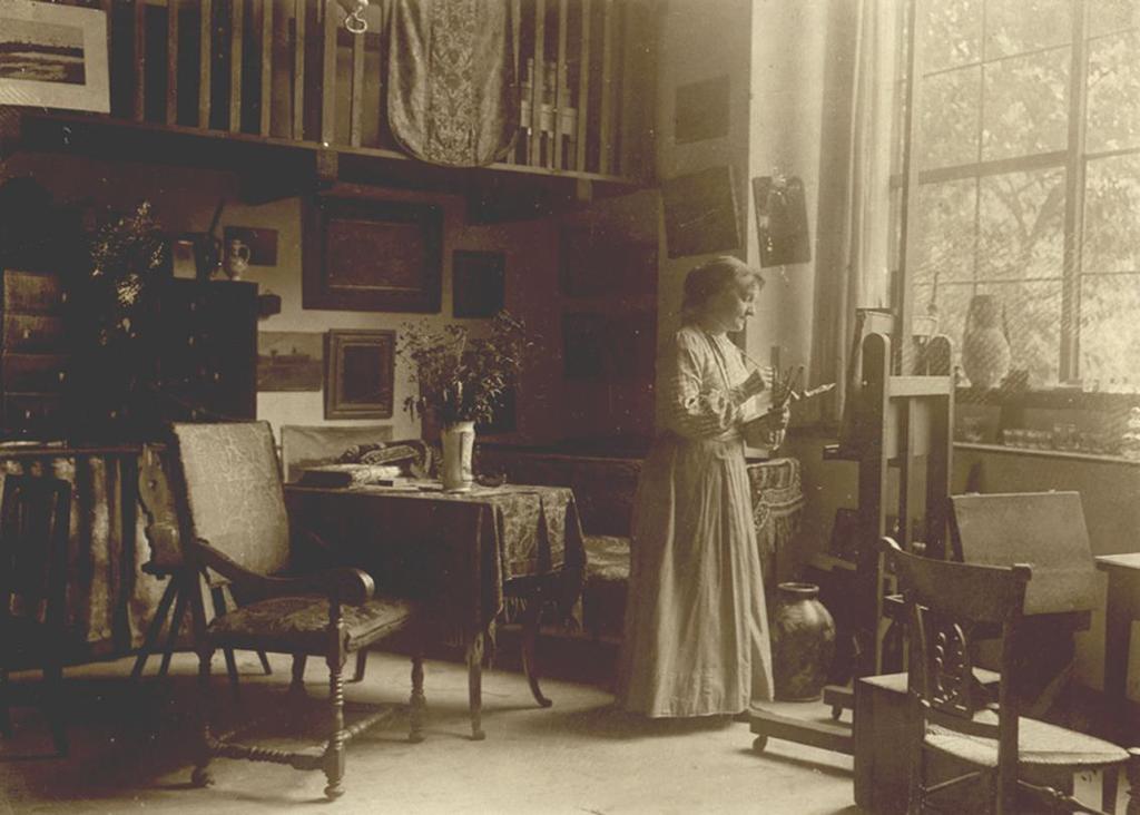 Zdenka Braunerová peignant dans son atelier, photographie de 1910