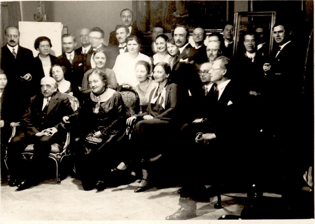 Z. Braunerová avec des amis, pour la date supposée de ses 70 ans, Prague 1932