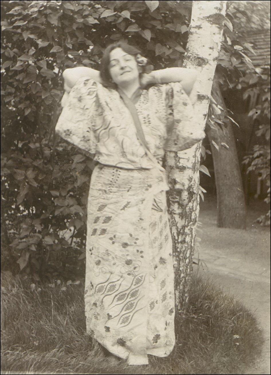 Z. Braunerová dans le jardin de Roztoky,