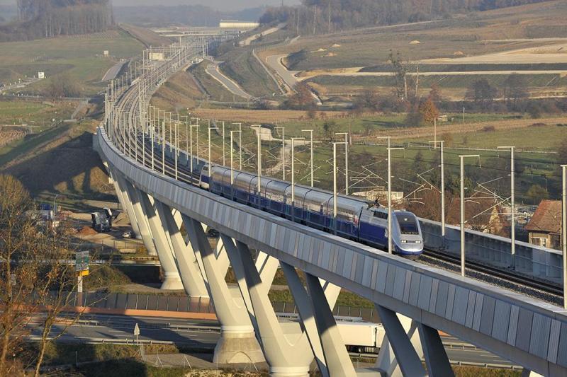 LGV Rhin-Rhone Myšlenka vytvoření železničního spojení mezi městy Dijon a Mulhouse s možností napojení dále na východ do Švýcarska a na západ na LGV Sud-Est jednak u města Montbard a jednak na