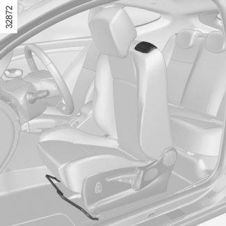 PŘÍSTUP K ZADNÍM SEDADLŮM, TŘÍDVÉŘOVÁ VERZE 2 Ručně nastavitelná sedadla Zvedněte rukojeť 1 a posuňte sedadlo dopředu. Při návratu sedadla na místo uveďte opěradlo do výchozí polohy.