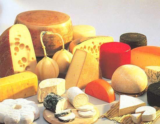 SÝRY Nutriční význam, vysoká senzorická kvalita Sýry přírodní (kyselé, sladké) Sýry tavené Kyselé sýry a tvarohy