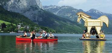 Při Slavnostech narcisek, největším květinovém jarním festivalu Rakouska, se při korzu městem a na jezeře Altausseer See představí sochy, které jsou mistrně vytvořené z bílých narcisových kvítků.