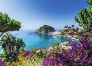 den: dopoledne slunění a koupání v moři, odpoledne malá pěší túra na Baia di Sorgeto, kde horké prameny 90 C vyvěrají přímo do moře, ozdravná bahenní kúra, večeře, romantická procházka po starobylém