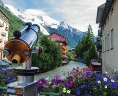 den: ráno příjezd do Savojských Alp, do světa nejvyšších evropských velikánů, dopolední procházka po Chamonix, města pod Mont Blancem (4810m), výjezd lanovkou, která se od r.