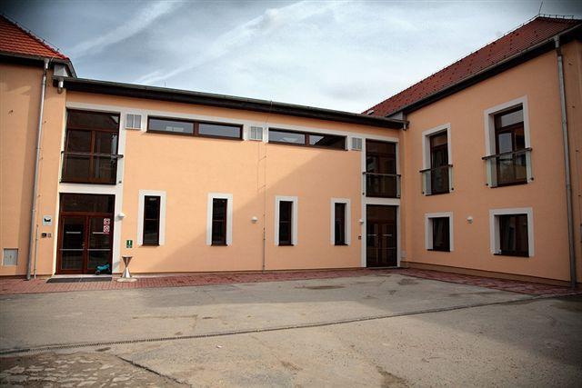 - V objektu je 16 jedno a dvou lůžkových pokojů, dvě velké společné kuchyňky, místnost pro odborný dozor, společenská místnost pro klienty, návštěvní místnost,