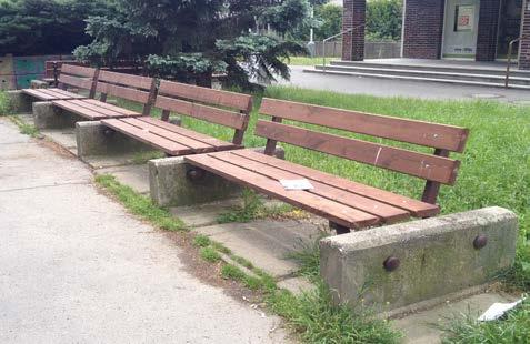 L35_lavička,sídliště dřevěná lavička s kovovou konstrukcí, červená způsob montáže: v základech