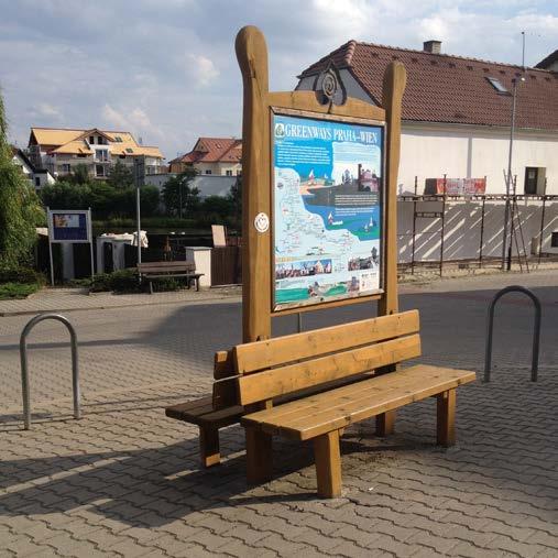 L65_lavička orientační prvek dřevěná lavička s informačním panelem, oboustraná způsob montáže: volně stojící rozměry: 2x3 místná x2 nohy: dřevěné/lakované sedák: