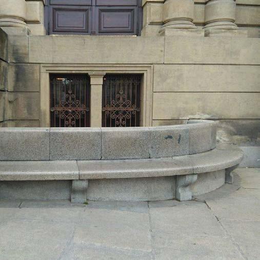 L65_lavička - Rudolfinum kamenná lavice s konzolami, součástí budovy Rudolfina způsob montáže: v základech rozměry: 15-místná nohy: kamenné sedák: kamenný opěrka: kamenná lokace: Praha 1,